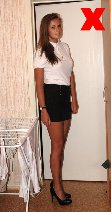 Бэкстэйдж консультации по стилю для модельной фотосъемки: фото девушки в черной мини-юбке, белой футболке-поло и черных туфлях