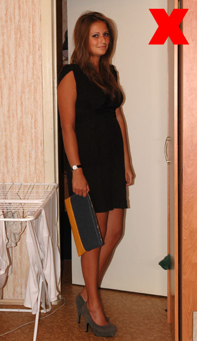Бэкстэйдж консультации по стилю для модельной фотосъемки: фото девушки в коротком черном платье с сумочкой в серых туфлях