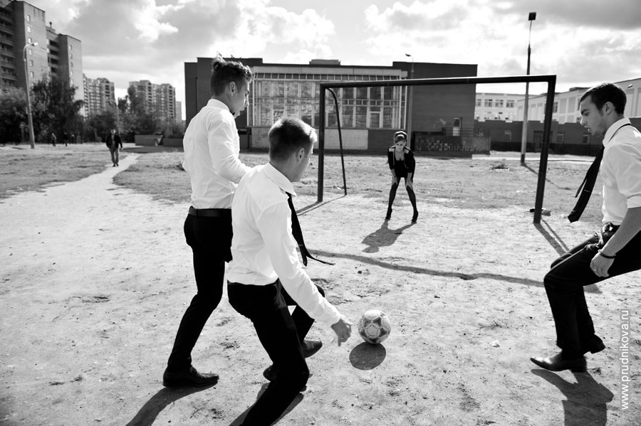 Консультация по стилю / Модельная фотосъемка / Репортажное фото трех мужчин моделей и девушки, играющих в футбол