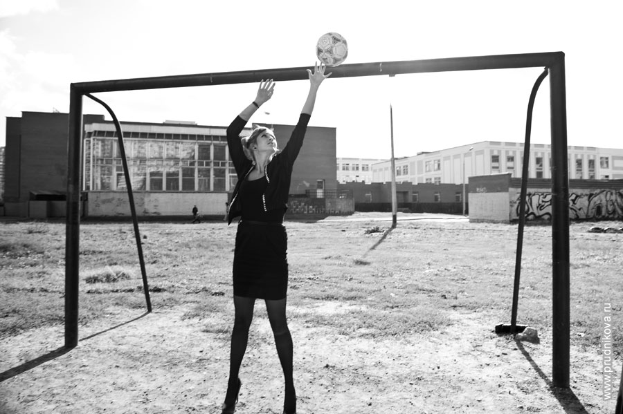 Консультация по стилю / Модельная фотосъемка / Фото девушки, отбивающей мяч выше ворот