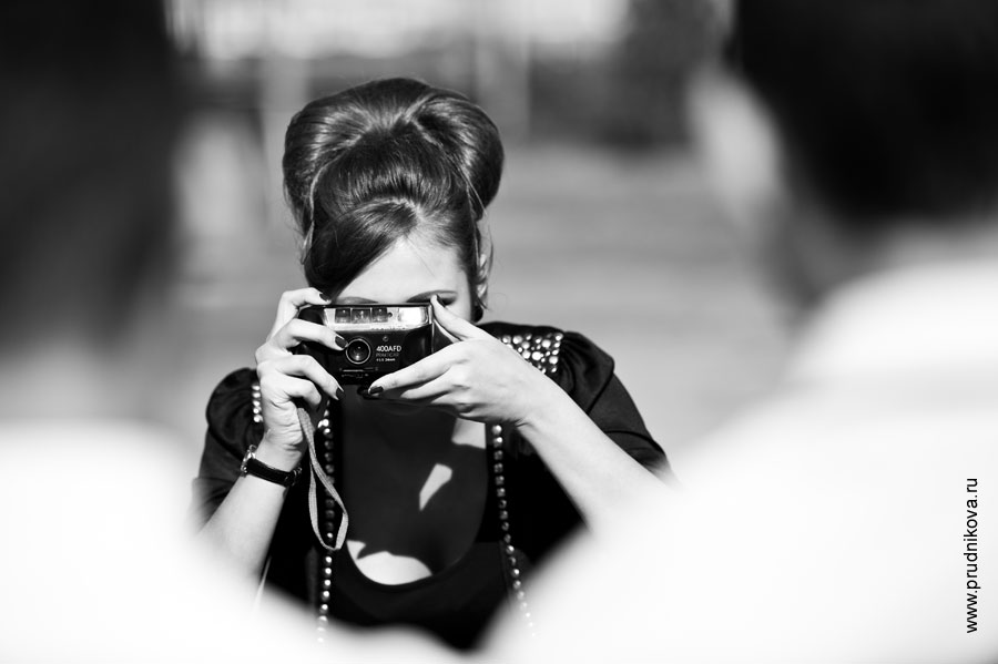 Консультация по стилю / Модельная фотосъемка / Черно-белое фото девушки модели с фотокамерой у лица