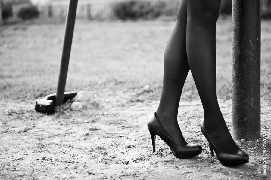 Консультация по стилю / Модельная фотосъемка / Фото женских ног в чулках на высоких каблуках