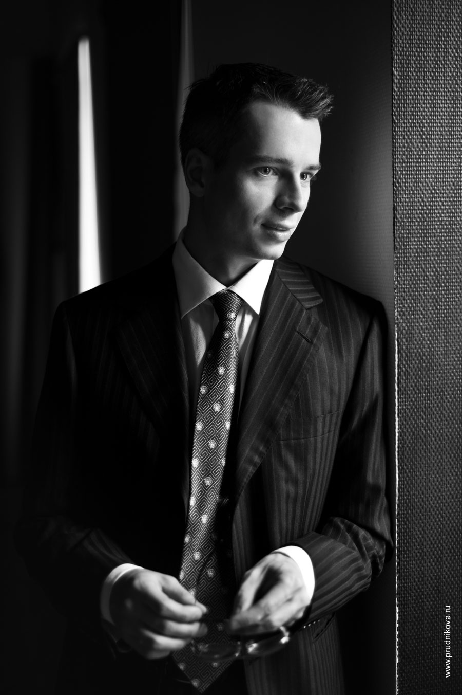 Поясной фотопортрет мужчины в костюме с галстуком с естественным светом